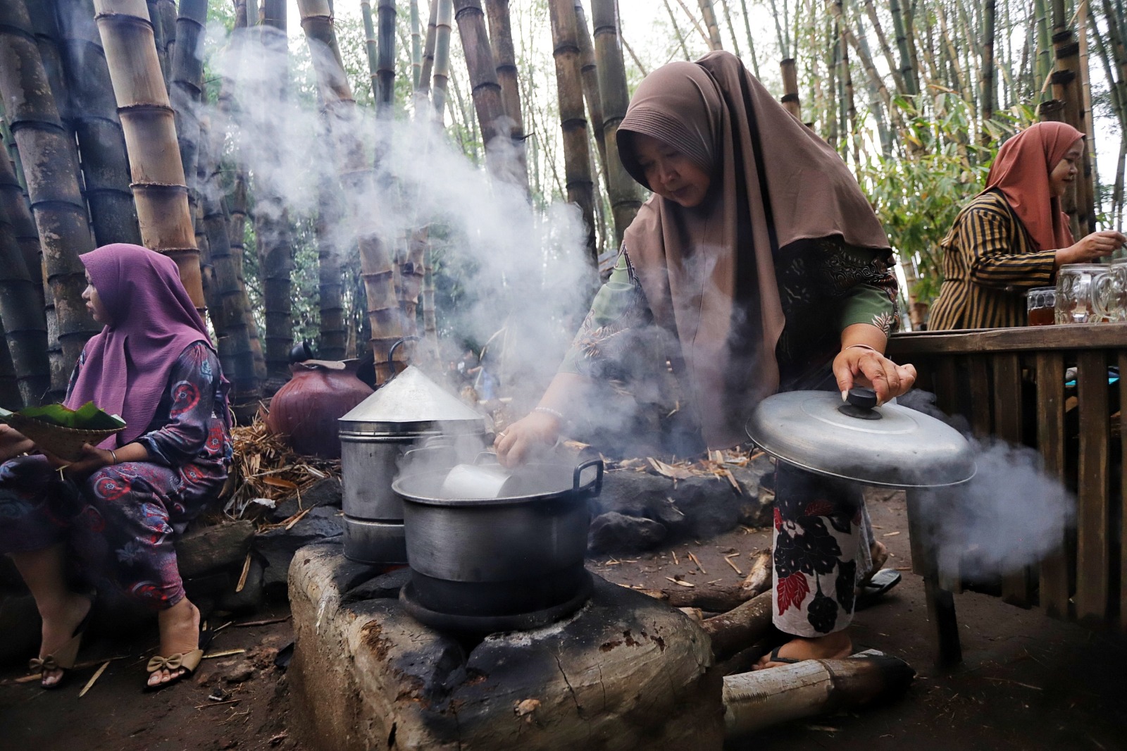 DENYUT EKONOMI: Suasana pengunjung di Pasar Keramat, Desa Warugunung, Kecamatan Pacet, Kabupaten Mojokerto, yang menjajakan aneka kuliner tradisional.