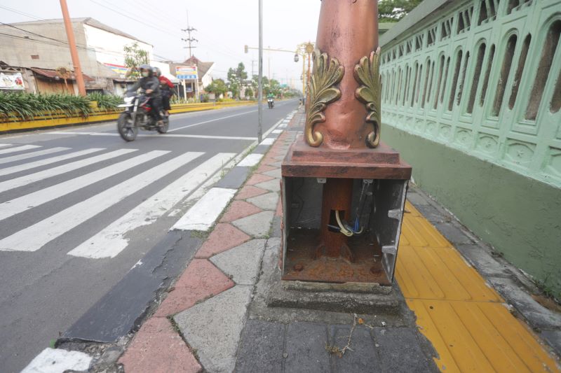 MUDAH RUSAK: Kondisi penutup tiang lampu hias di Jalan Gajah Mada, Kota Mojokerto yang raib, kemarin (11/7). Sebelumnya, sejumlah lampu di trotoar tersebut juga hilang