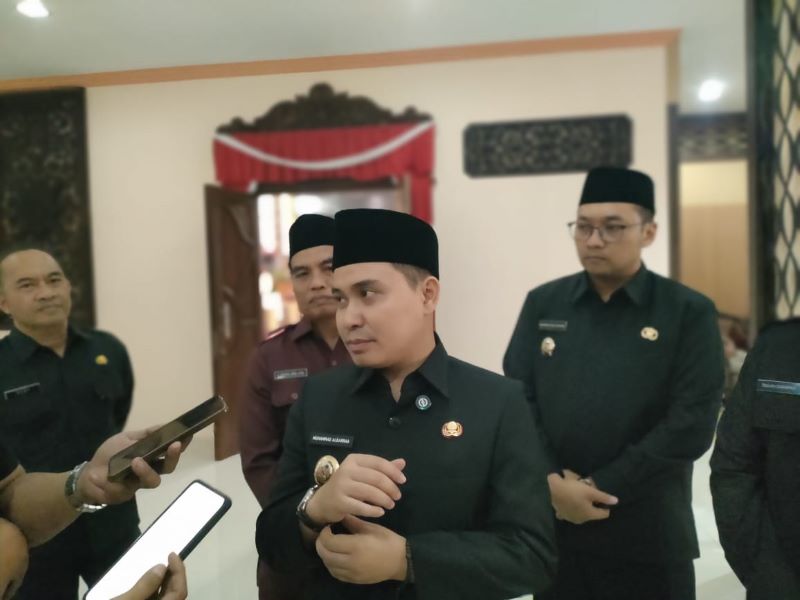 PEMETAAN POTENSI: Bupati Mojokerto Muhammad Albarraa memberi keterangan pers atas pengisian jabatan yang segera digelar di lingkungan Pemkab Mojokerto usai mengikuti rapat paripurna di gedung DPRD,