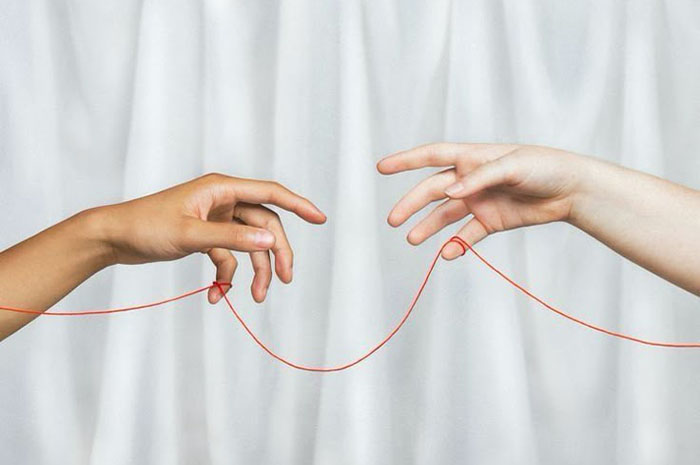 Red String Theory adalah kepercayaan bahwa dua orang yang ditakdirkan bersama telah terikat oleh benang merah tak terlihat. Sumber foto: Pinterest