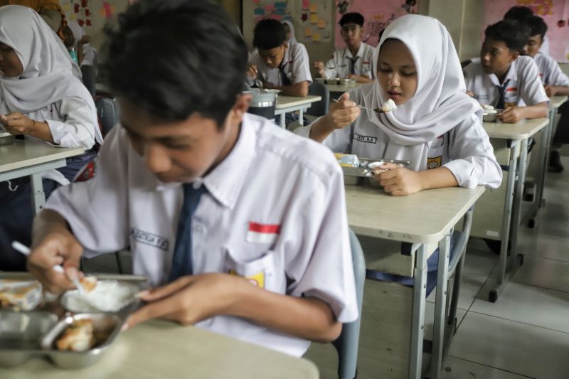 SARAPAN: Siswa SMPN 9 Mojokerto mengkonsumsi paket menu makanan sehat dari progam makanan bergizi gratis (MBG).