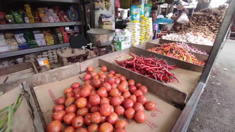 LESU: Adrian Firmansyah, pedagang bumbu dapur di Pasar Tanjung Anyar, Kota Mojokerto, saat merapikan lapak dagangan, Jumat (4/7).