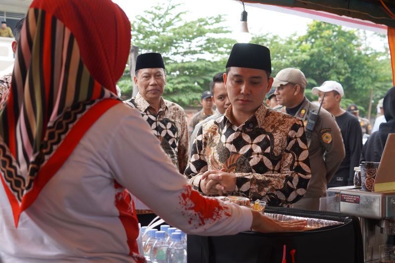 KOLABORATIF: Bupati Mojokerto Muhammad Albarraa kunjungi stan UMKM di tengah peringatan Hari Koperasi Nasional ke-78, di Dekopinda Desa Jabon, Kecamatan Mojoanyar, Sabtu (12/7)