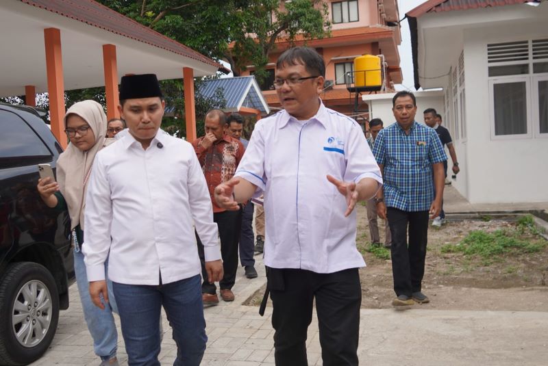 CEK KESIAPAN: Bupati Mojokerto Muhammad Albarraa didampingi Sekdakab Teguh Gunarko dan kepala OPD terkait bersama PIC Kemensos melakukan pengecekan kesiapan Sekolah Rakyat di gedung diklat.