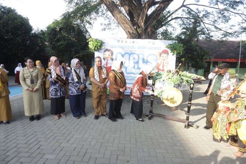 Shofiya Hanak Albarraa memukul gong tanda diresmikannya MPLS di Kabupaten Mojokerto.