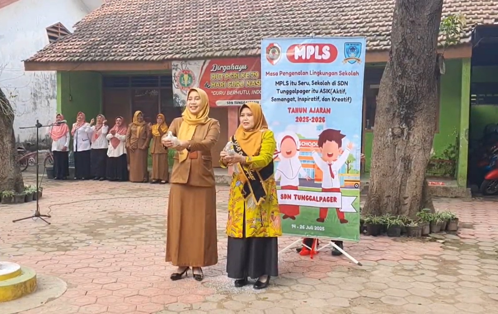 SIMBOLIS: Prosesi pelepasan burung merpati oleh Kepala SDN Tunggalpager Meita Siti Hasanah, S.Pd., didampingi Bunda PAUD Tunggalpager saat pembukaan MPLS, Senin (14/7).