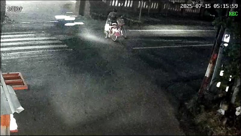 TRAGIS: Rekaman CCTV menunjukkan korban sesaat sebelum ditabrak motor dari belakang dalam kecelakaan di Jalan Raya Desa Jerukseger, Kecamatan Gedeg, kemarin (15/7).