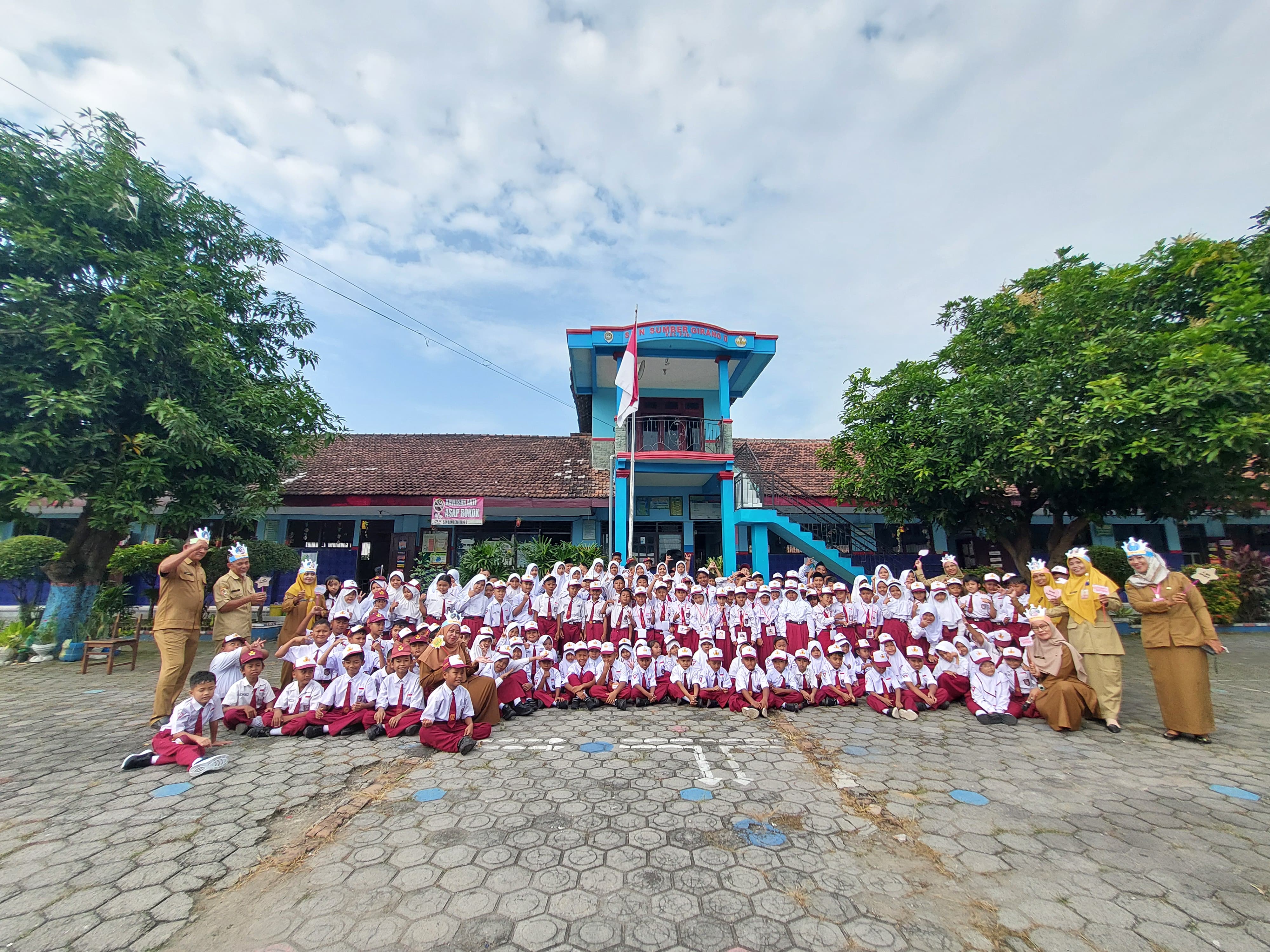 HEBAT: Kepala Sekolah SDN Sumbergirang 2, Isnanik menyematkan tanda pengenal kepada siswa kelas 1 sebagai peserta MPLS kemarin.
