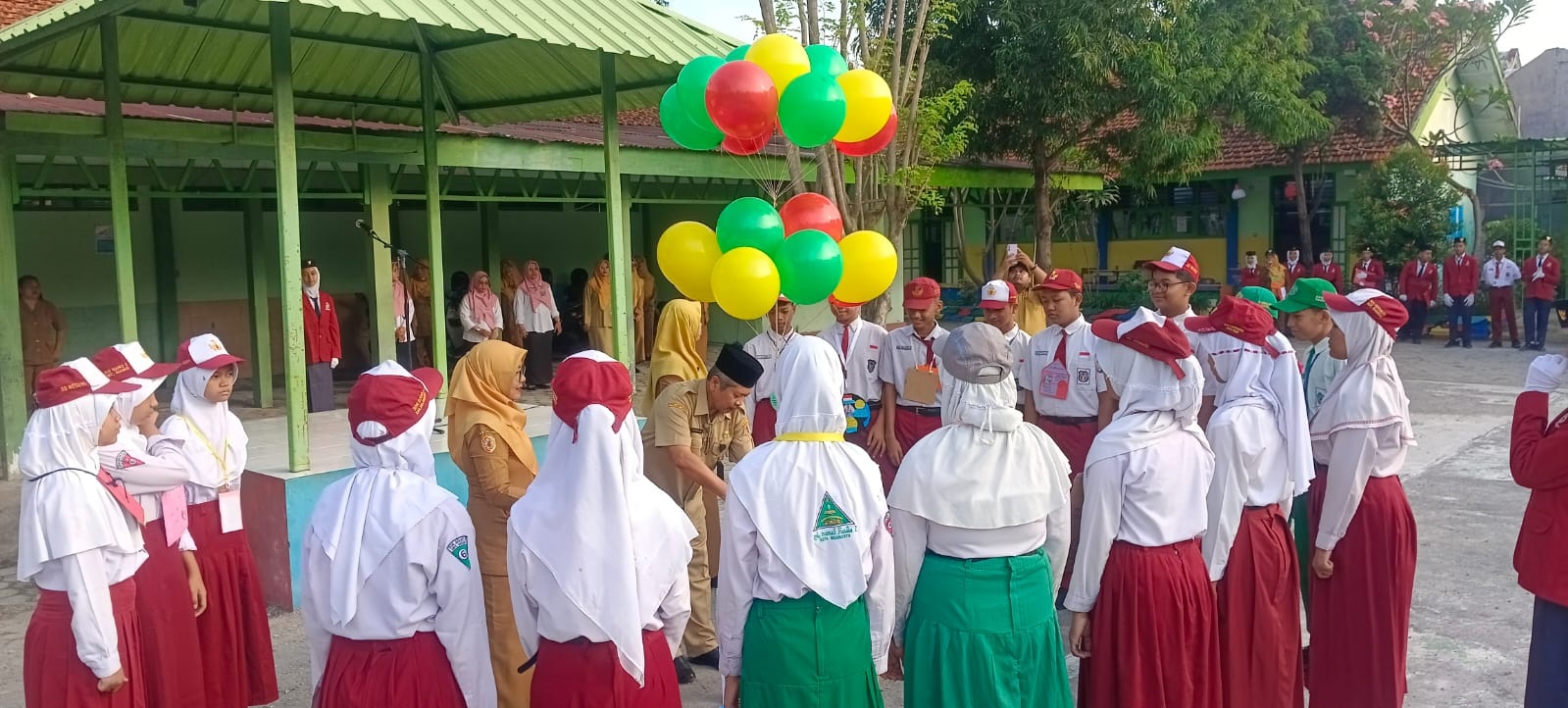 RIANG GEMBIRA: Plt Kepala SMPN 1 Sooko Sutrisno Slamet melepaskan balon tanda dibukanya MPLS tahun ajaran baru 2025/2026.