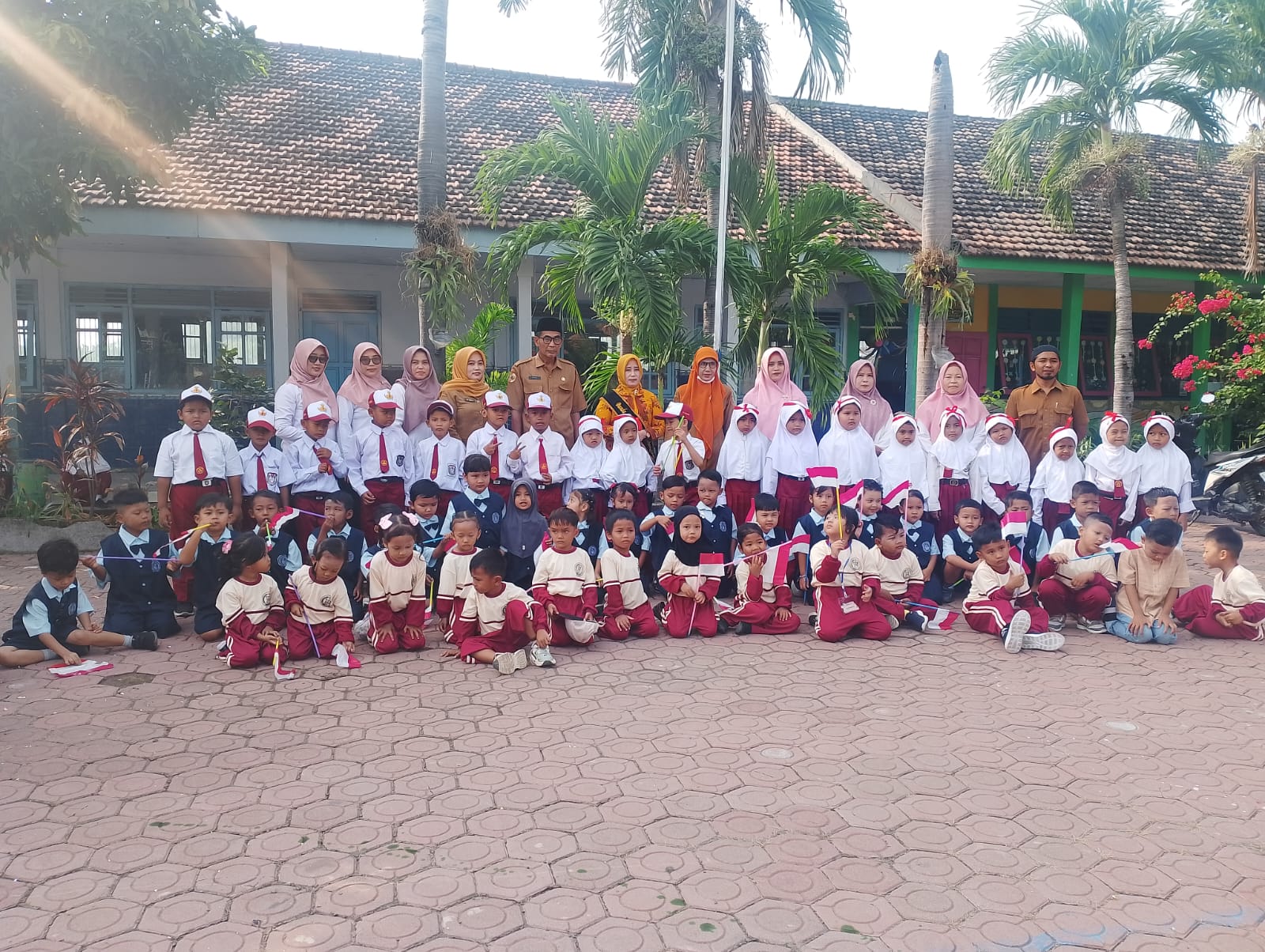 PELEPASAN BALON: Simbolis semangat tahun ajaran baru mengawali MPLS hari pertama di SDN Kembangringgit 2, kemarin (14/7).