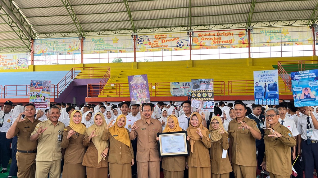PRESTASI BARU: Kepala SMAN 1 Puri Sutoyo menyambut siswa baru dengan perolehan piagam Penghargaan Adiwiyata Nasional dari Kementerian RI di hari pertama MPLS, kemarin (14/7).