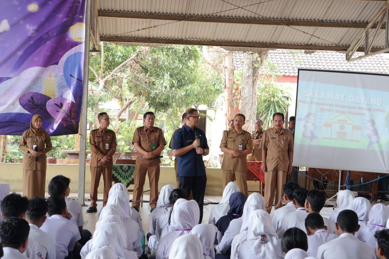 LEBIH KREATIF: Kadisdik Jawa Timur Aries Agung Paewai beri motivasi pada siswa baru SMAN 1 Sooko di hari pertama MPLS, Senin (14/7).