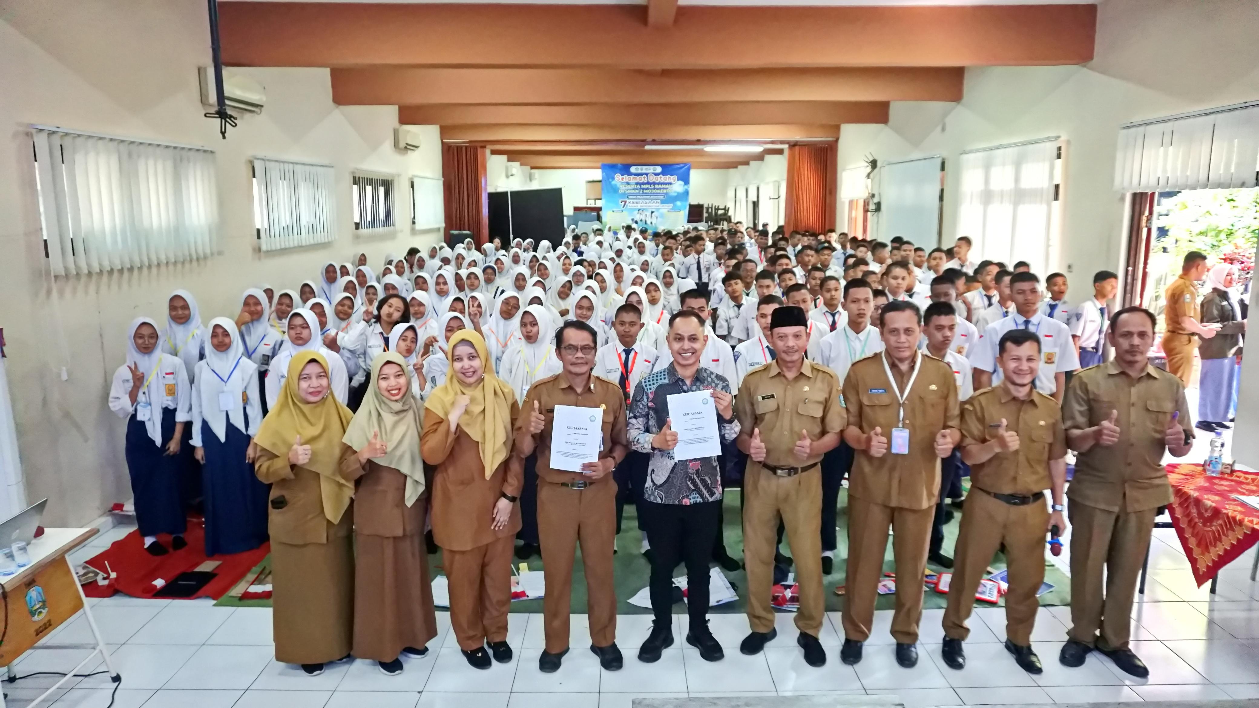 SERENTAK: Siswa baru membawa poster anti judol dan pinjol, sebagai bagian kampanye dari kegiatan MPLS SMKN 2 Mojokerto.