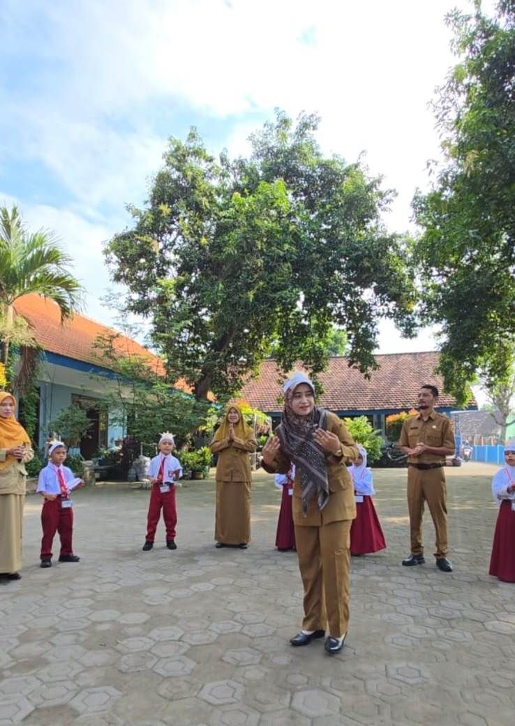 MENYENANGKAN: Kepala SDN Banjaragung 2 Nur Lutfi Deasyanyta dan guru menyambut peserta didik baru dengan riang gembira. Berbagai kegiatan positif sesuai 7 KAIH digelar pada MPLS.