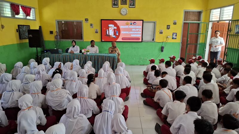 MENYENANGKAN: Kepala SMPN 1 Dawarblandong Alim Huda membuka MPLS bertemakan ramah dan menyenangkan untuk peserta didik baru tahun ajaran 2025/2026.