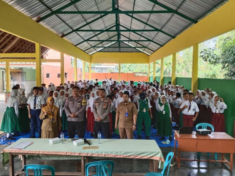 BERKARAKTER: Siswa baru SMPN 1 Gedeg dibiasakan bersalaman dengan guru saat datang ke sekolah.