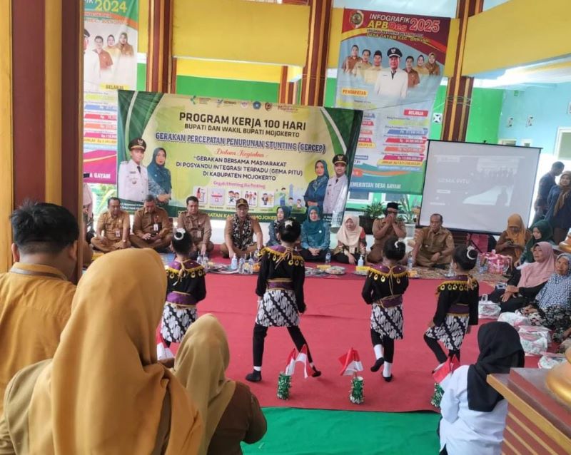 EDUKASI KESEHATAN: Kegiatan Gema Pitu di Balai Desa Gayam, Kecamatan Bangsal, yang digulirkan pemerintah desa, Selasa (15/7).