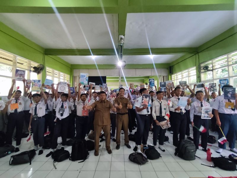 ADAPTASI: Siswa baru SMAN 1 Bangsal bersama guru, galakkan isu sosial pencegahan judi online lewat poster.