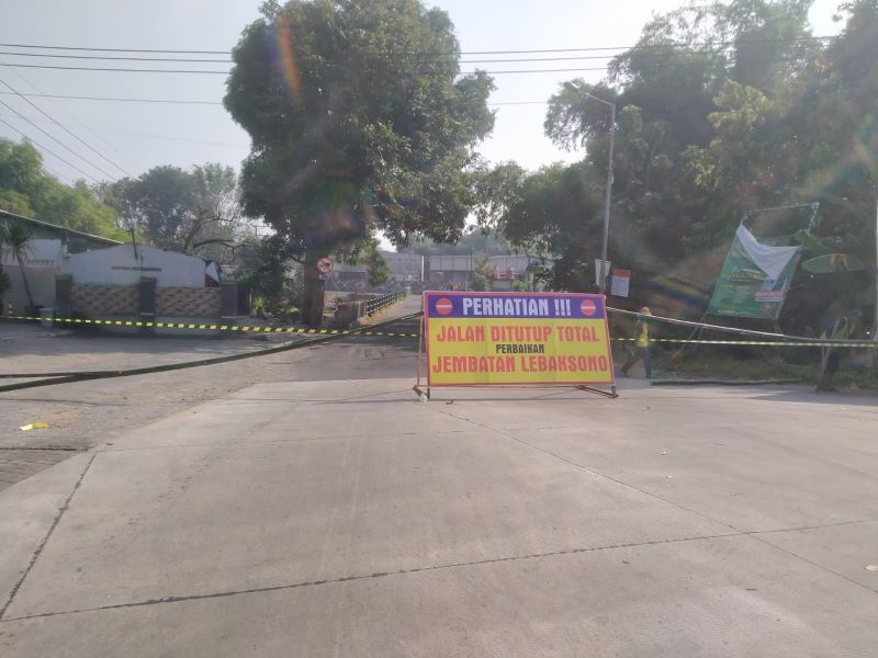 DITUTUP: Akses Jembatan Lebaksono, Kecamatan Pungging, ditutup total lantaran ada pembangunan.