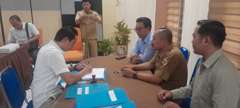 KOMITMEN: Dinas PUPR Kabupaten Mojokerto melakukan penandatanganan kontrak dengan pelaksana proyek pengerjaan jalan dan jembatan.