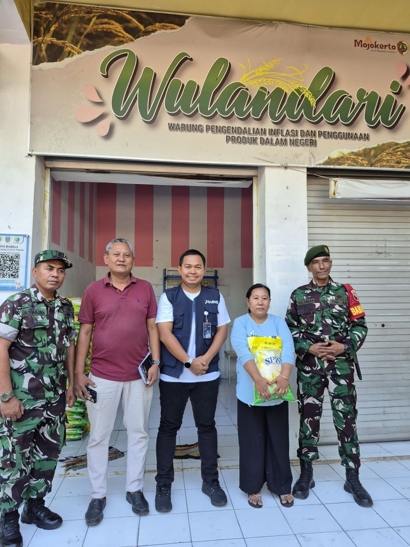 INTERVENSI HARGA: Bulog Kantor Cabang Mojokerto bersama tim satgas pangan Kabupaten Mojokerto melakukan survei lapak untuk distribusi beras SPHP di pasar rakyat.