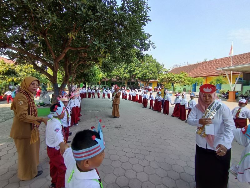 JALIN KEAKRABAN: Guru bersama peserta didik baru SDN Wonokusumo, Kecamatan Mojosari saat memainkan game dengan saling bergandengan tangan pada giat MPLS.