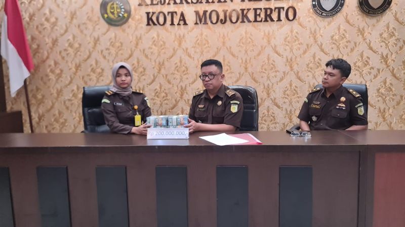 UNTUK NEGARA: Uang pengganti yang dititipkan tersangka Hendra Agus Wijaya disetorkan kejari ke kas negara.