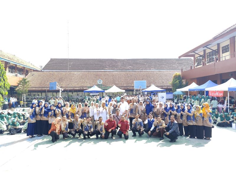 KIAN KOMPAK: Warga SMAN 3 Mojokerto foto bersama dalam rangkaian acara Dies Natalis ke-35.