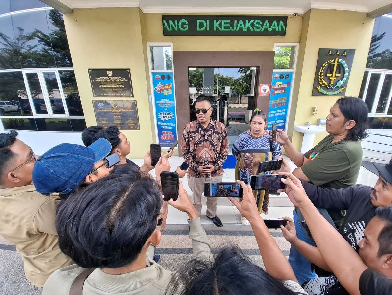 SIAP BUKA-BUKAAN: Kuasa hukum Putut Nugroho, Rif&rsquo;an Hanum, bersama istri Putut, Erny Mardiana, saat mengajukan surat JC di kantor Kejari Kota Mojokerto, kemarin (18/7).