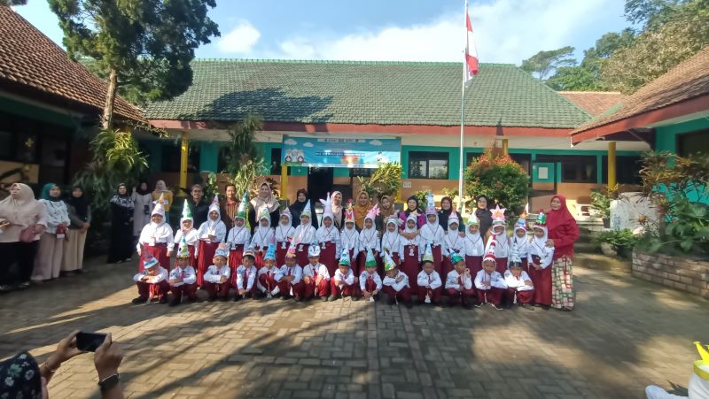 TRADISIONAL: Tenaga pendidik di SDN Selotapak, Kecamatan Trawas mengenakan pakaian adat saat prosesi pelepasan balon saat pembukaan MPLS, Senin (14/7).
