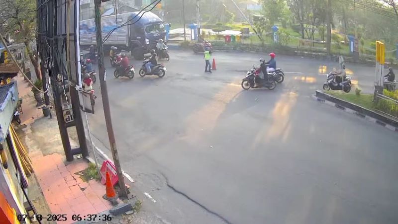 TRAGIS: Rekaman CCTV saat korban tertabrak truk dari belakang di simpang tiga Mojosari, kemarin (18/7).