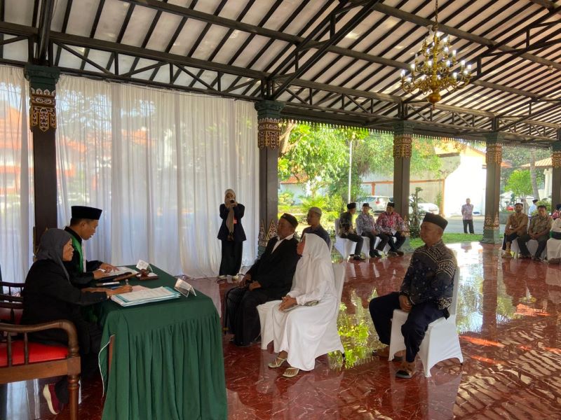PENANTIAN PANJANG: Pasangan suami istri mengikuti sidang isbat nikah masal di Pendapa Graha Majatama Pemkab Mojokerto, kemarin (18/7).