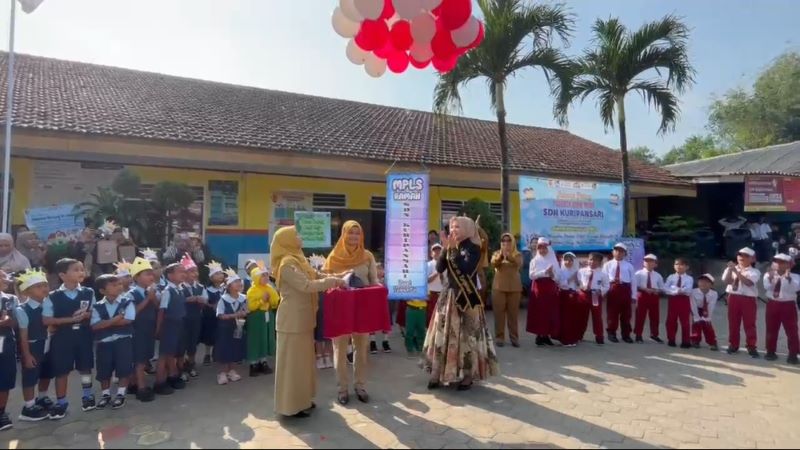 HARI PERTAMA: Kepala SDN Kuripansari Masruroh bersama Bunda PAUD Desa Kuripansari, Kecamatan Pacet, melepas balon sebagai tanda dimulainya MPLS, Senin (14/7).