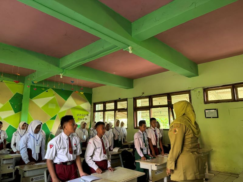PENGEMBANGAN DIRI: Siswa baru SMPN 1 Mojoanyar dikenalkan dengan lingkungan, tata tertib sekolah, dan menyimak sosialisasi dari guru selama MPLS.