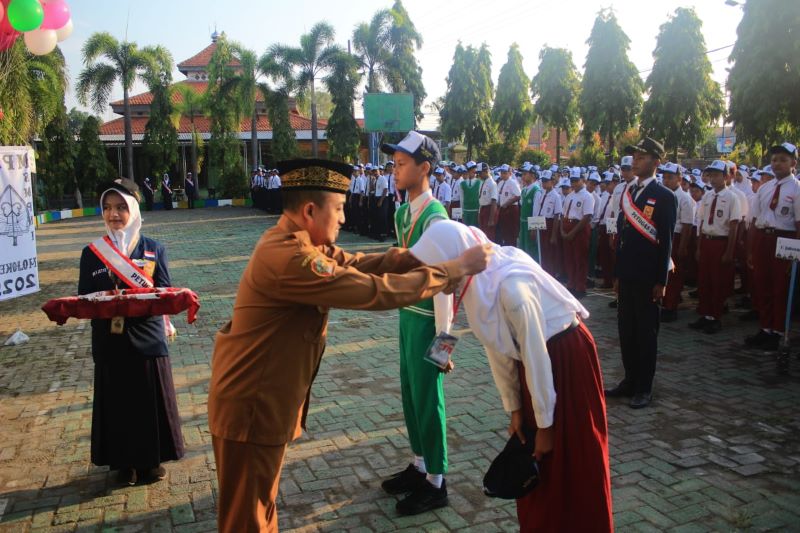 SEMARAK: MPLS di SMPN 1 Jetis diawali dengan pelepasan balon dan penyematan tanda pengenal  siswa baru.