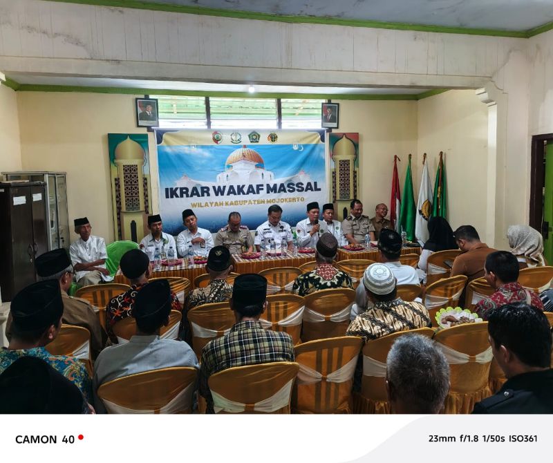 DIKEBUT: Kemenag Kabupaten Mojokerto saat menggelar ikrar wakaf massal di KUA Trowulan beberapa waktu lalu.