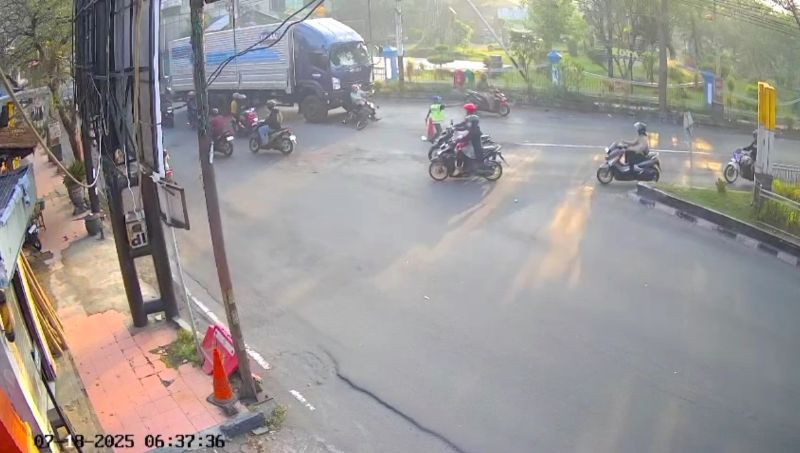 LANGGAR PEMBATASAN: Truk wing boks milik ekspedisi PT Fastana Logistik Indonesia tersorot CCTV saat melindas dua pemotor, Jumat (18/7) pagi.