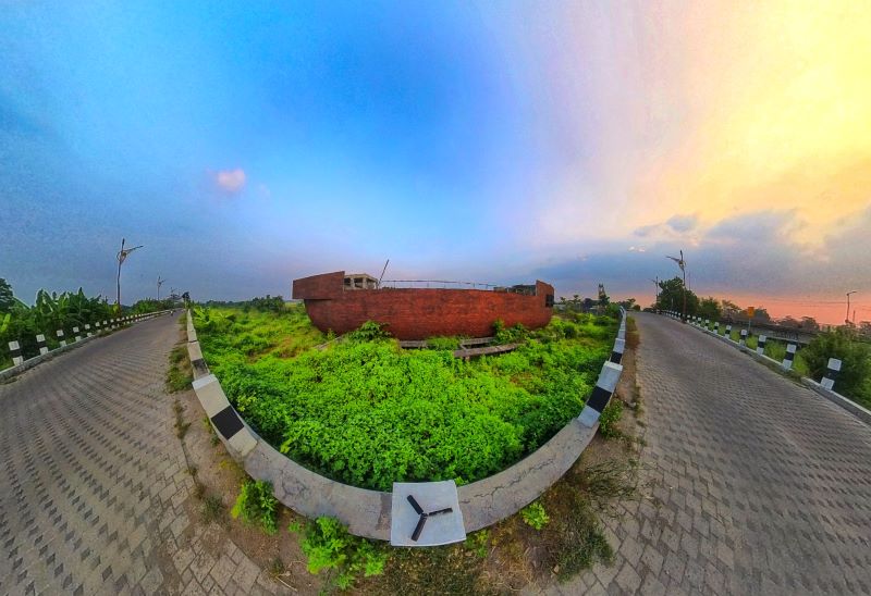 360 DERAJAT: Proyek pujasera kapal Majapahit di Taman Bahari Mojopahit, Kota Mojokerto. Proyek tersebut kian menjadi sorotan aktivis mahasiswa, masyarakat, dewan, hingga berkasus korupsi di kejaksaan.