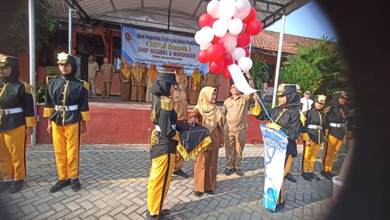 SIMBOL CITA-CITA: Prosesi pelepasan balon secara simbolis sebagai tanda pembukaan MPLS di SMPN 3 Kutorejo tahun ajaran baru 2025/2026.