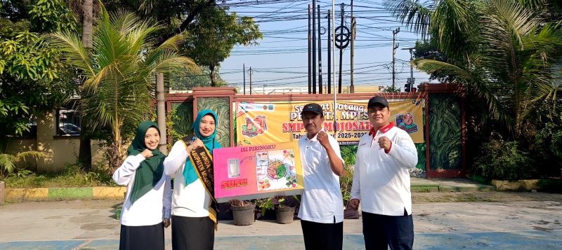KOMITMEN : Ketua Penggerak PKK Kabupaten Mojokerto, Shofiya Hanak Albarraa memberikan bantuan secara simbolis.