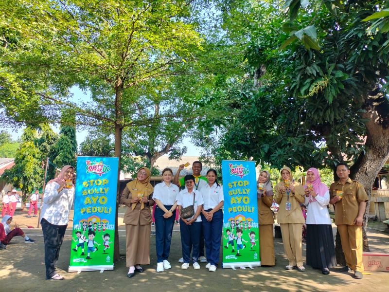RELIGIUS: Kepala SDN Mojotamping, Ika Yuni Mahardika Rini menyematkan tanda peserta MPLS kepada perwakilan siswa kelas I, Senin (14/7).