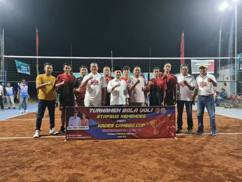 MERIAH: Bupati Muhammad Albarra dan Stafsus Kemendes M. Afif Zamroni bersama Kepala Desa Canggu Fardian Akbironi usai membuka turnamen bola voli, Sabtu (19/7).