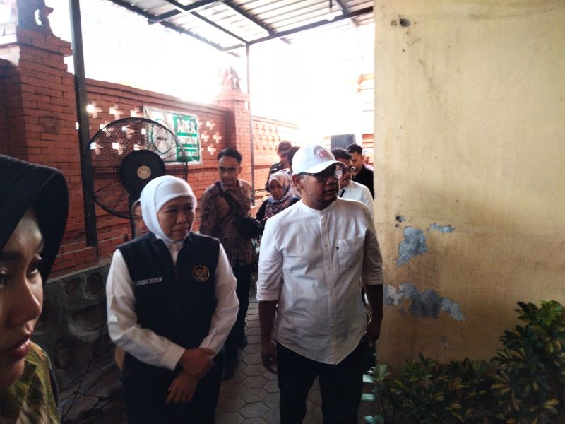 PANTAU KESIAPAN: Gubernur Jatim Khofifah Indar Parawansa saat meninjau Koperasi Merah Putih Kelurahan Miji, Kecamatan Kranggan, Kota Mojokerto, kemarin (20/7).