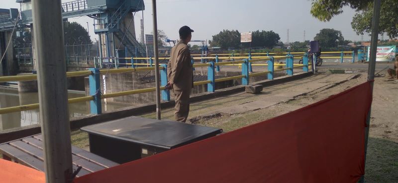 DIPANTAU: Petugas Satpol PP saat memantau situasi di kawasan Dam Rolak Songo, Desa Lengkong, Kecamatan Mojoanyar.