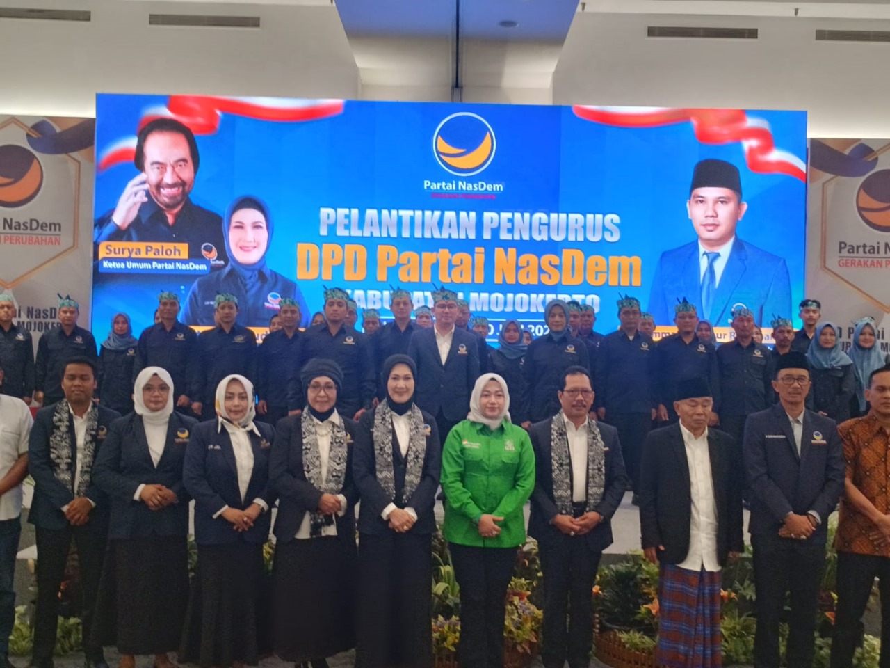 SINERGISITAS: Ketua DPD Partai NasDem Kabupaten Mojokerto Muhammad Habibur Rochman bersama jajaran pengurus periode 2025-2030 menjadi energi baru bagi penguatan peran partai di daerah.