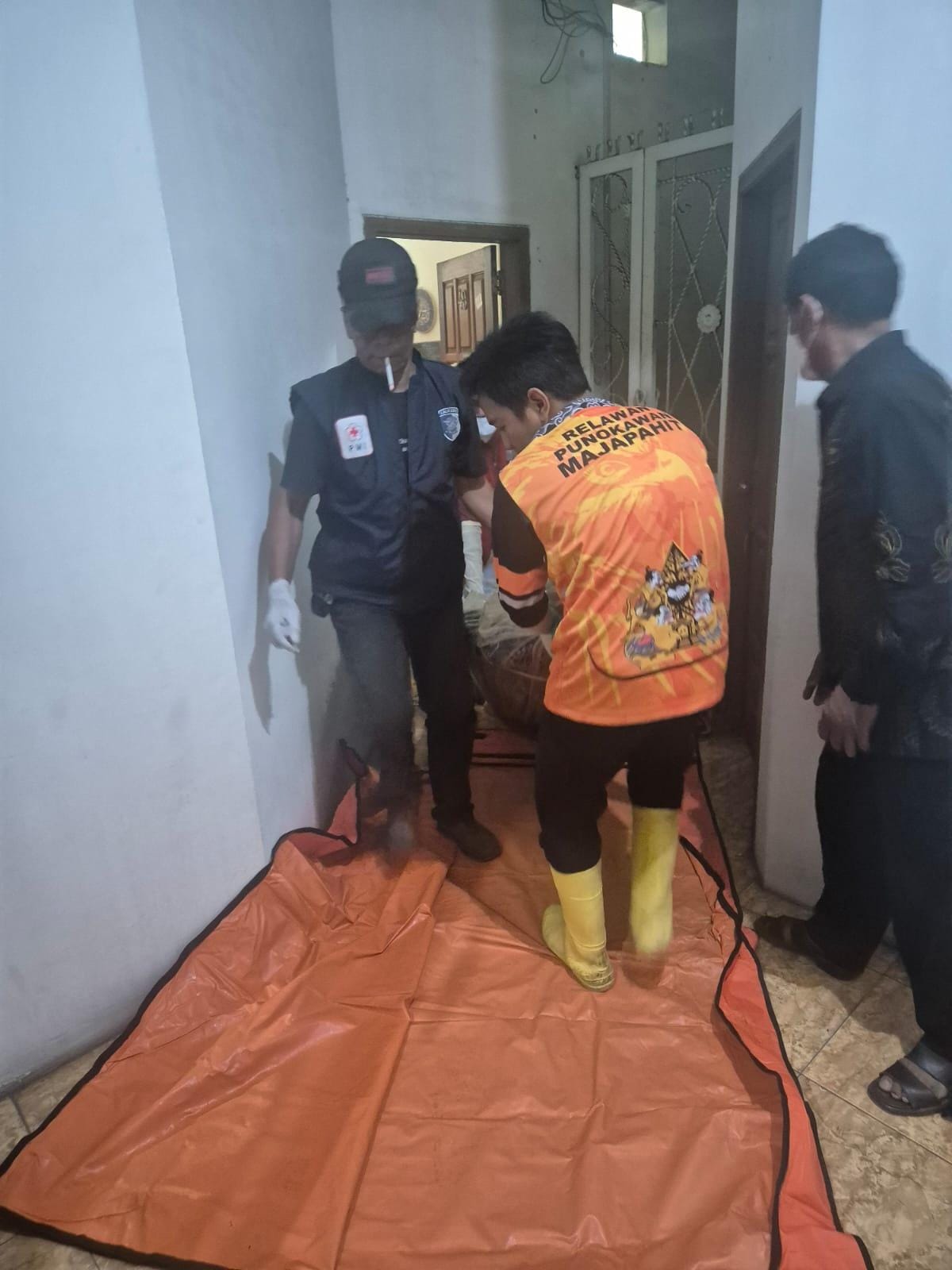 DIEVAKUASI: Jasad korban dievakuasi petugas ke kamar jenazah RSUD Prof. dr. Soekandar Mojosari.