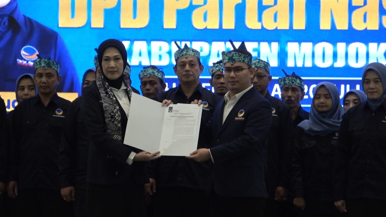 SEMANGAT BARU: Ketua DPW Partai NasDem Jawa Timur, Lita Machfud Arifin melantik Muhammad Habibur Rochman sebagai Ketua DPD Partai NasDem Kabupaten Mojokerto dan pengurus periode 2025-2030, di Ayola Ho