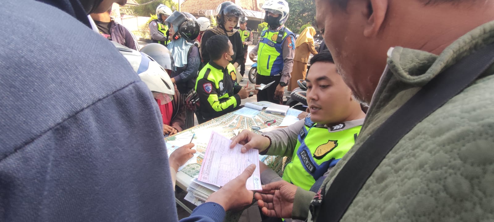 PENEGAKAN: Petugas gabungan saat Operasi Patuh Semeru 2025 di Jalan Mojopahit, Kota Mojokerto, Selasa (22/7) pagi.
