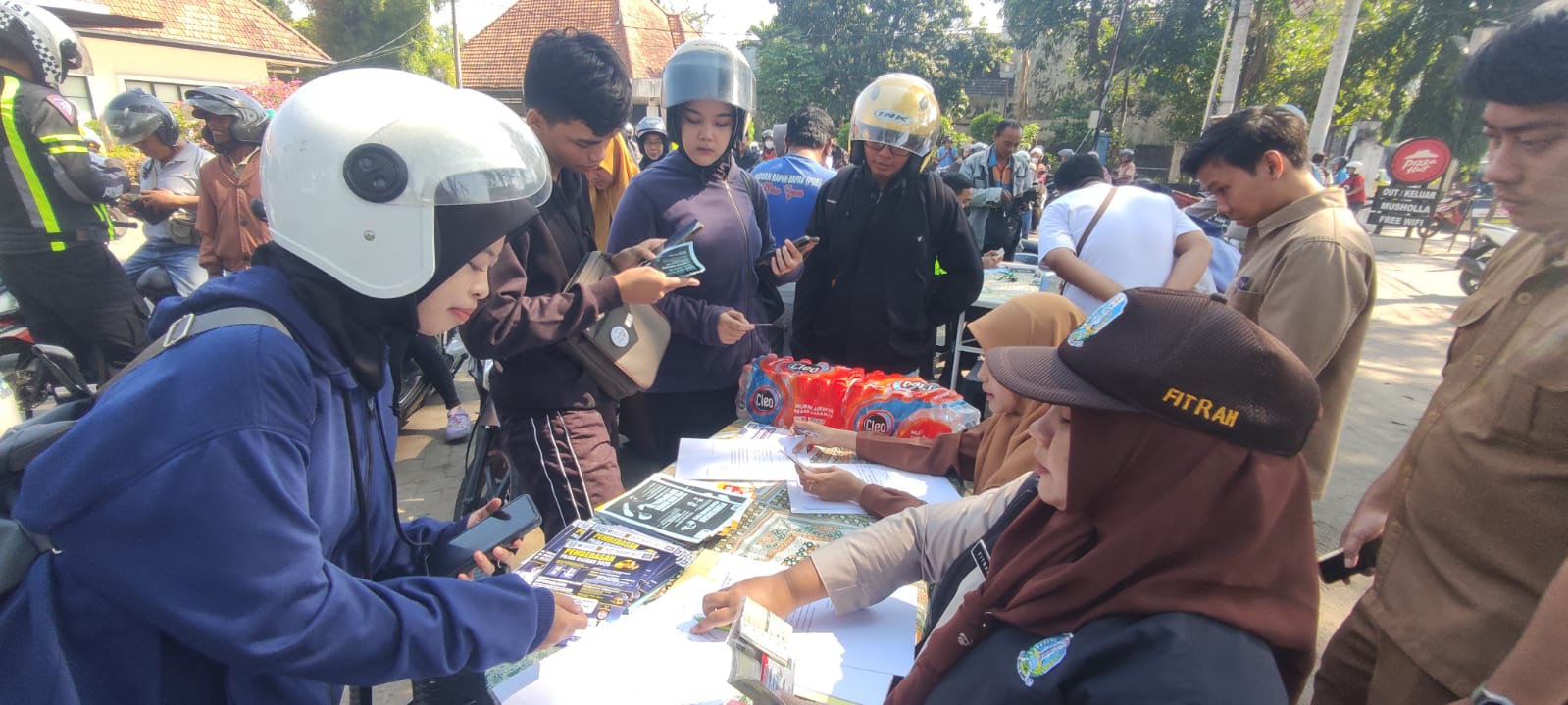 OPERASI: Petugas gabungan saat operasi Patuh Semeru 2025 di Jalan Mojopahit, Kota Mojokerto, Selasa (22/7) pagi.