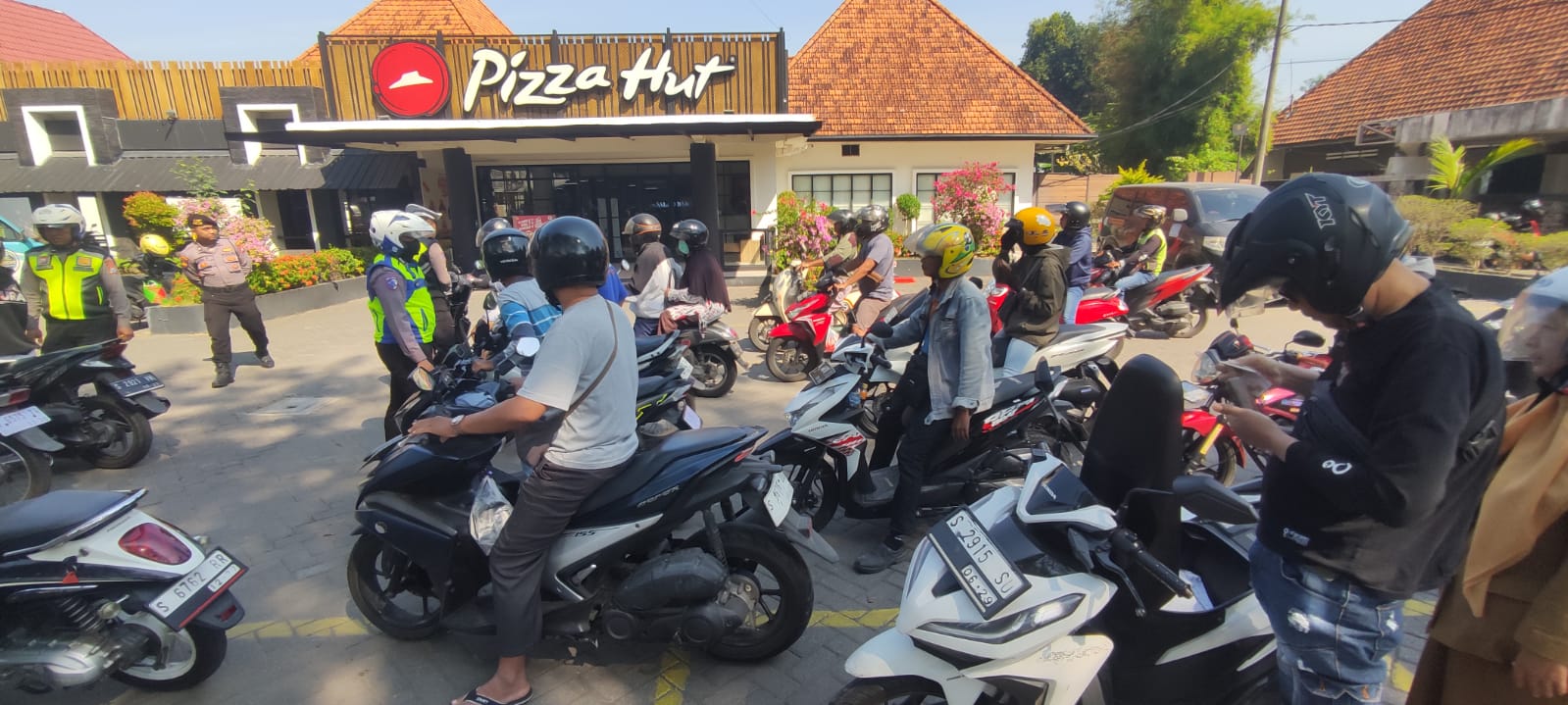 PATUH: Petugas saat operasi Patuh Semeru di Jalan Mojopahit, Kota Mojokerto, Selasa (22/7) pagi.